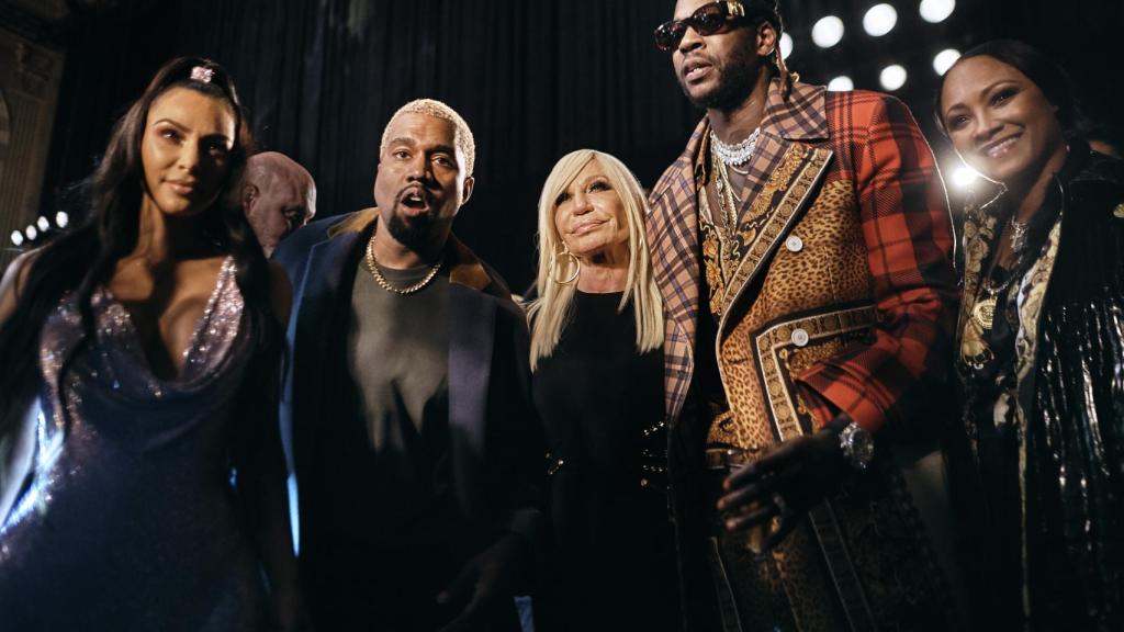 Donatella Versace muy bien rodeada en su desfile.