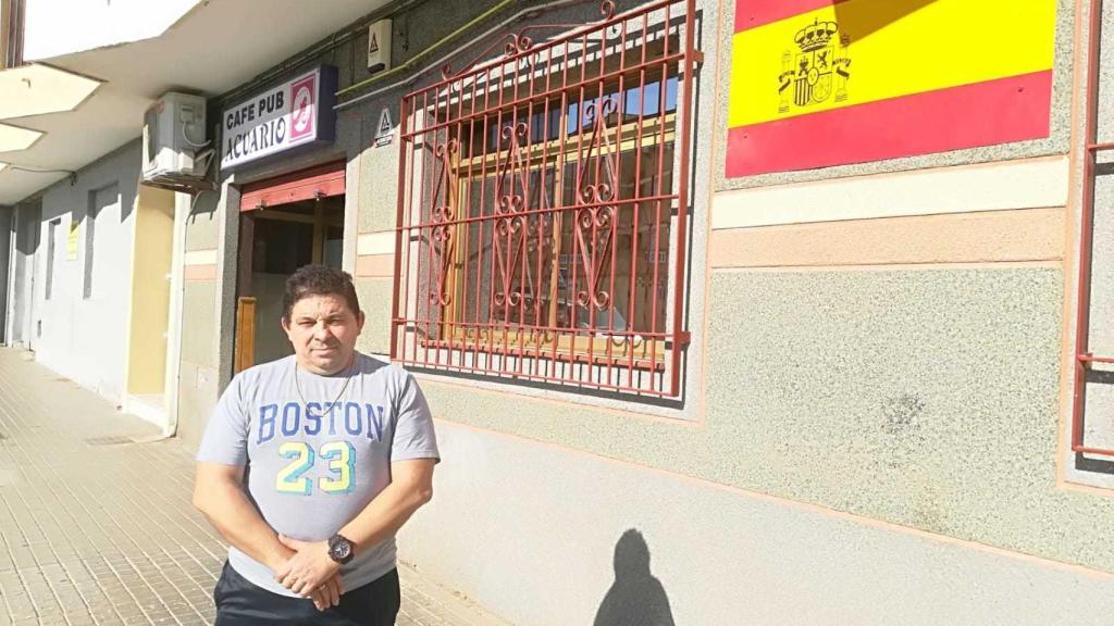 Fernando Fuentes, de 51 años, vecino de El Ejido (Almería). Permite que se le fotografíe en la puerta de su negocio, El Acuario.