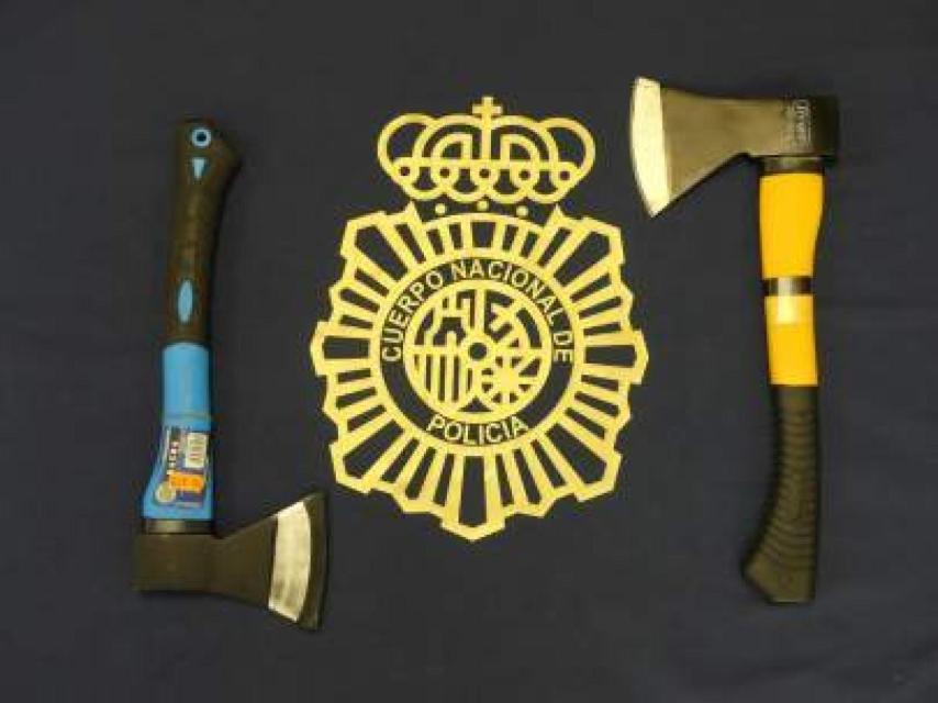 Las hachas con las que entraron en la vivienda