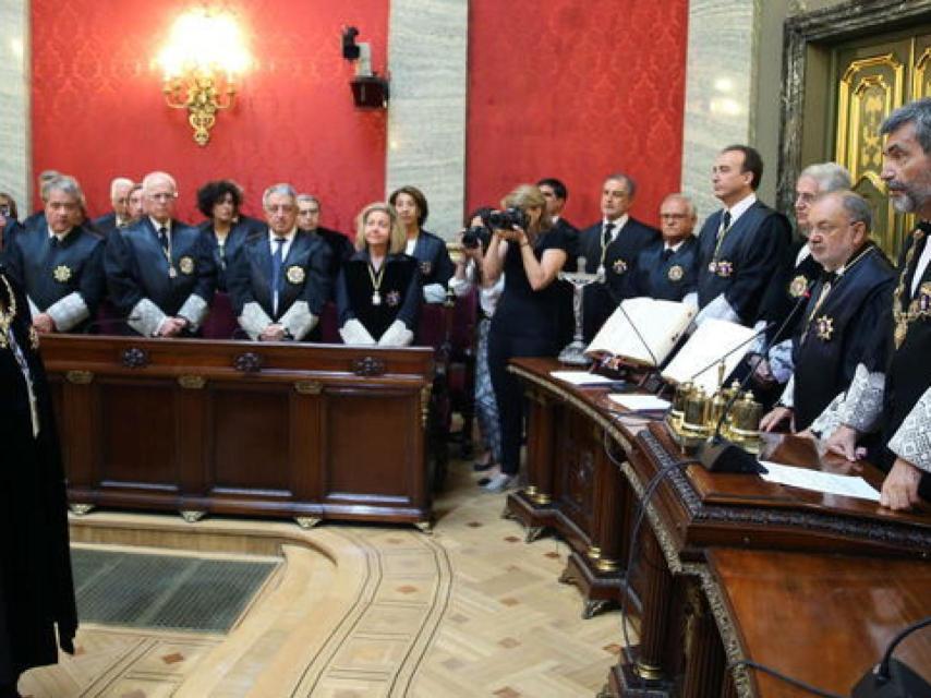 s Lesmes, se dirige a Luis Díez Picazo en el acto de su toma de posesión.