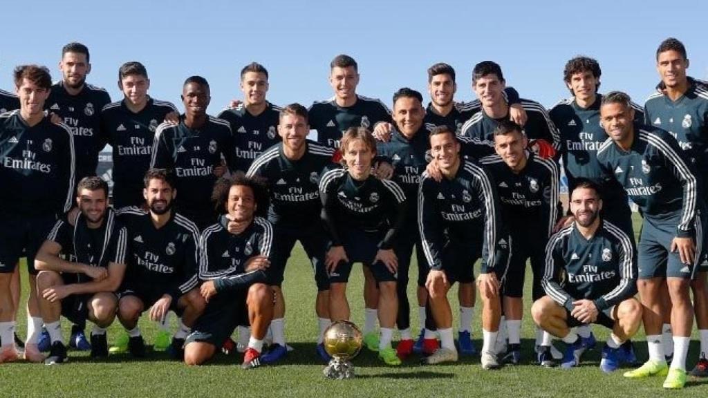 Modric posa junto a sus compañeros con el Balón de Oro