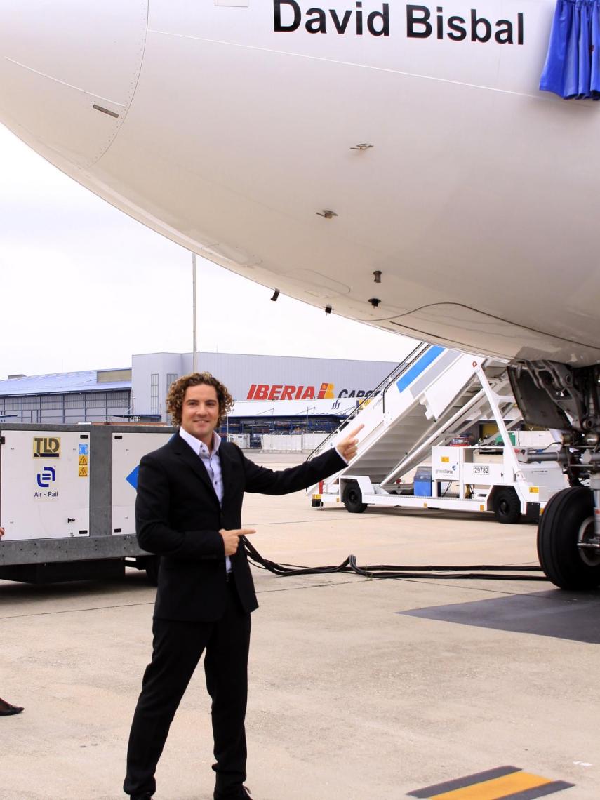 David Bisbal bautizando el avión en 2010.