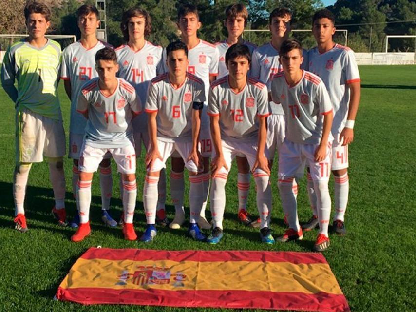 Selección Sub15 antes de jugar contra Arabia Saudí. Foto: Twitter (@SeFutbol)