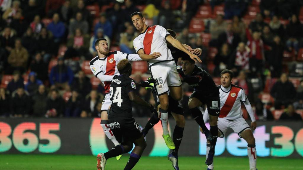 Alexánder Alegría intenta ganar un balón por alto.