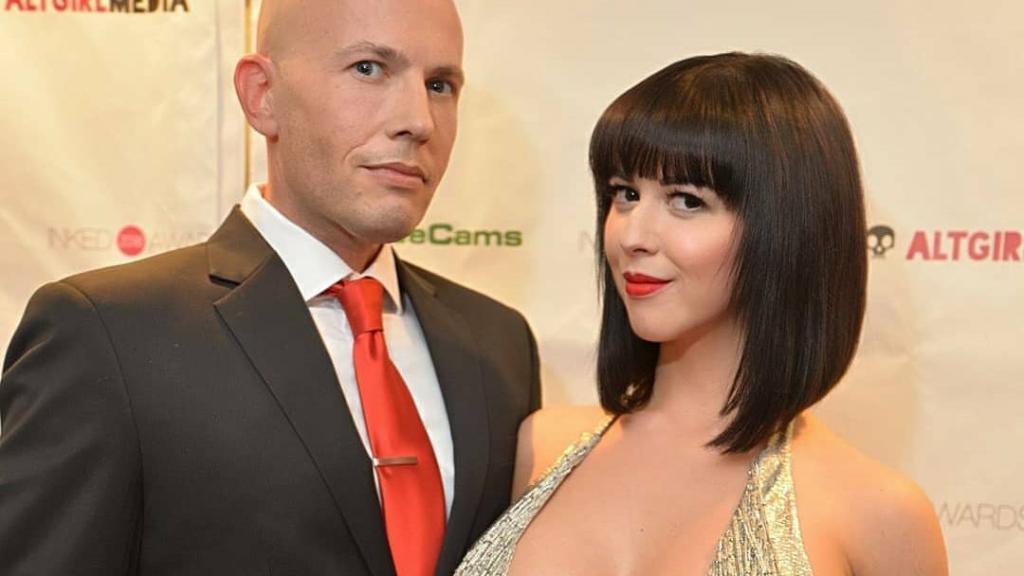 Alex Saint y Larkin Love.