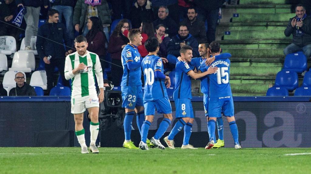 La plantilla del Getafe celebra uno de sus goles ante el Córdoba.