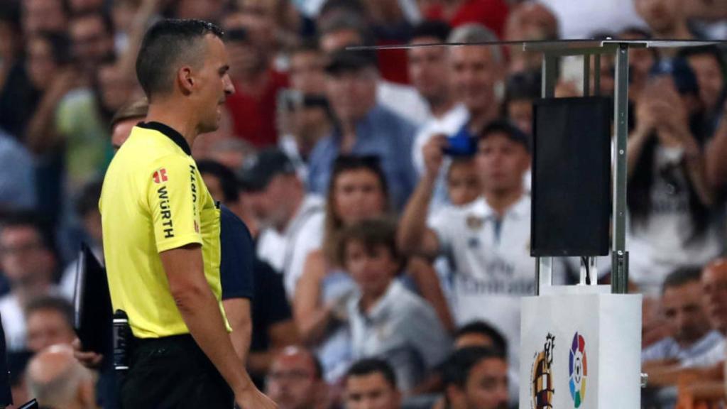 Jaime Latre consulta el VAR en un Madrid-Leganés.