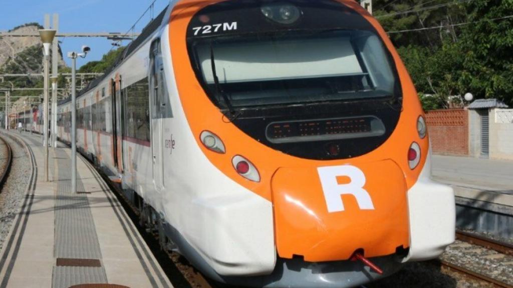 Un tren de cercanías limpio de pintadas.