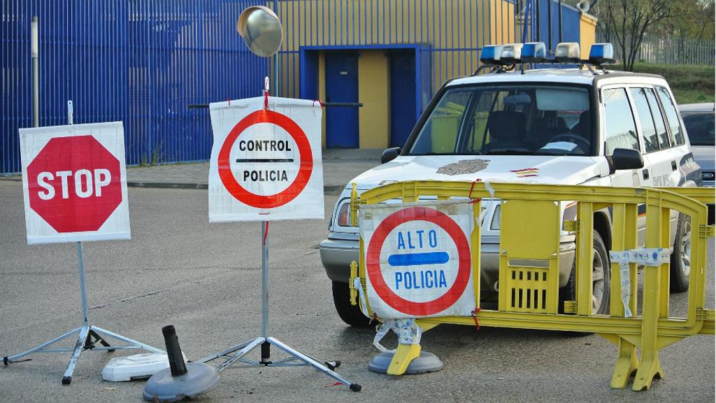 Puesto de control de la Policía Nacional para evitar las colas de solicitantes de asilo en la comisaría de Aluche.