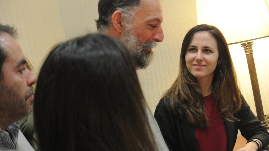 Ione Belarra (Unidos Podemos) y Alberto Víctor Lima, uno de los funcionarios interinos despedidos, en el registro del Congreso.