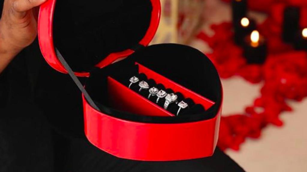 Los seis anillos de pedida