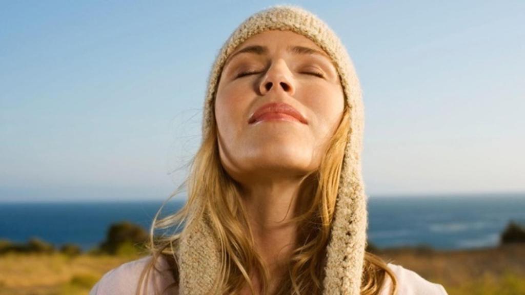 Una joven suspira por un amor no correspondido.