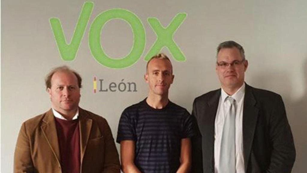 Sergio Sánchez, junto a los dirigentes de Vox. Foto: leonoticias.com