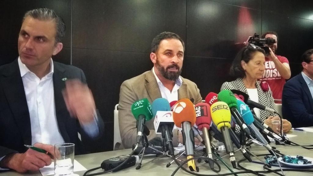 Javier Ortega, secretario general; Santiago Abascal, presidente de Vox; y Mazaly Aguilar, vicepresidenta.