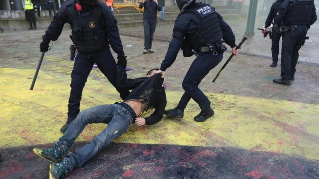 Los enfrentamientos entre los Mossos y los manifestantes.