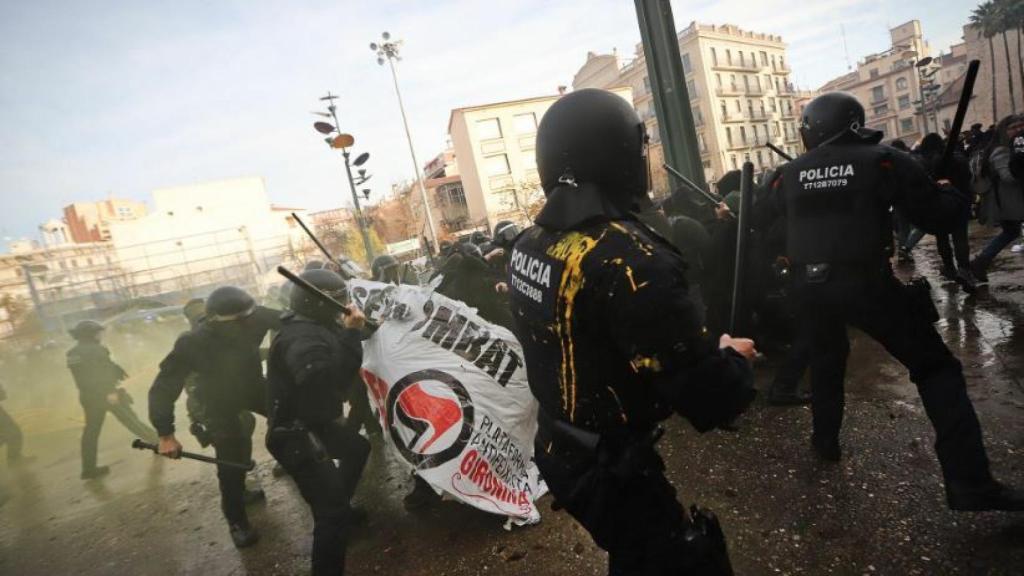 Los manifestantes rompieron el cordón policial.
