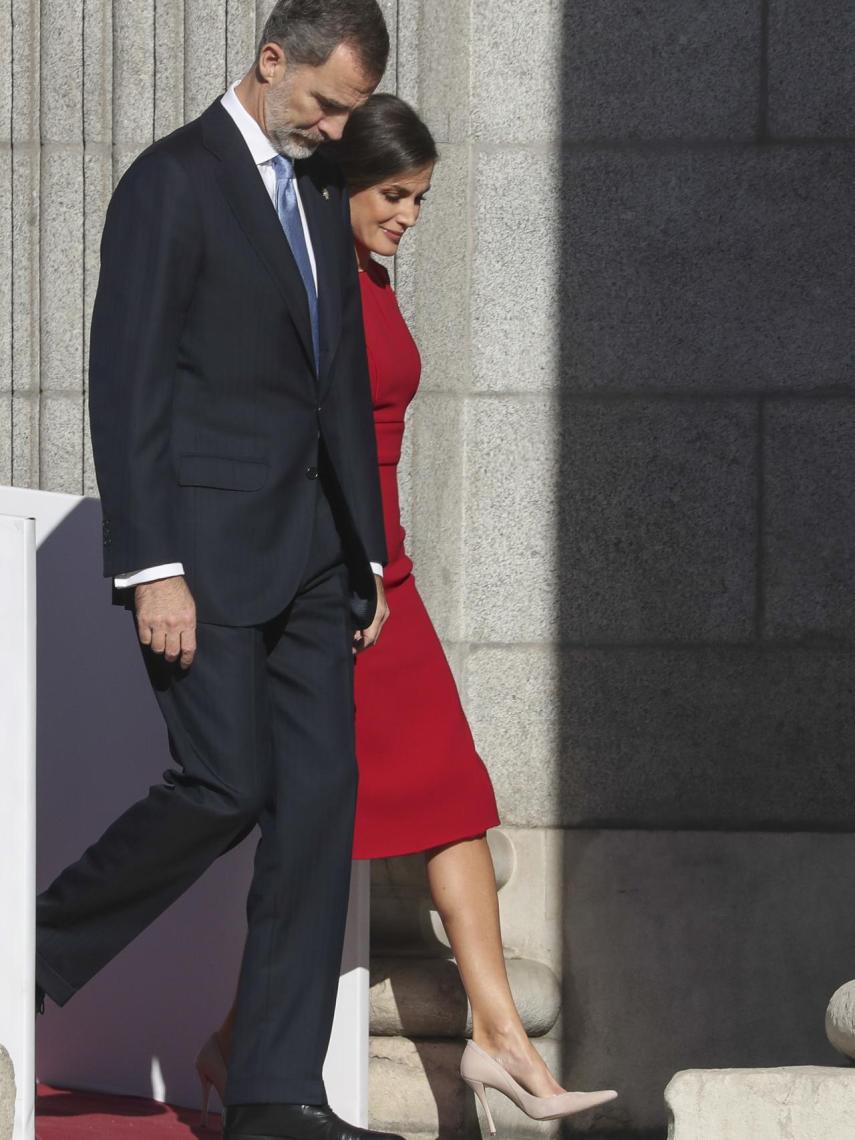 Letizia, al lado de 'su' rey y presumiendo de zapatos.