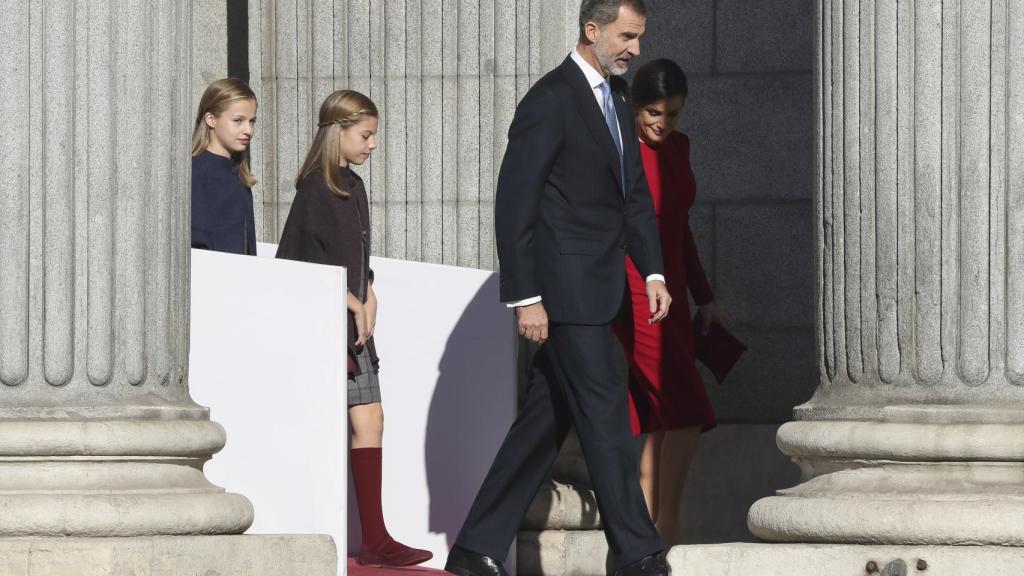 Imagen en la que Leonor y Sofía siguen a sus padres unos pasos por detrás.