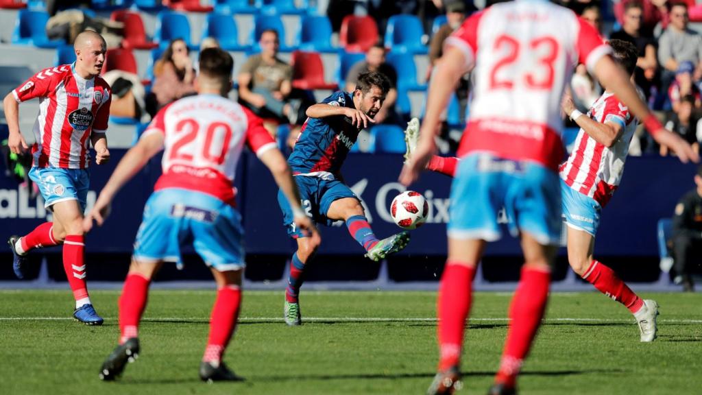 Coke Andújar dispara ante la oposición de la defensa del Lugo.