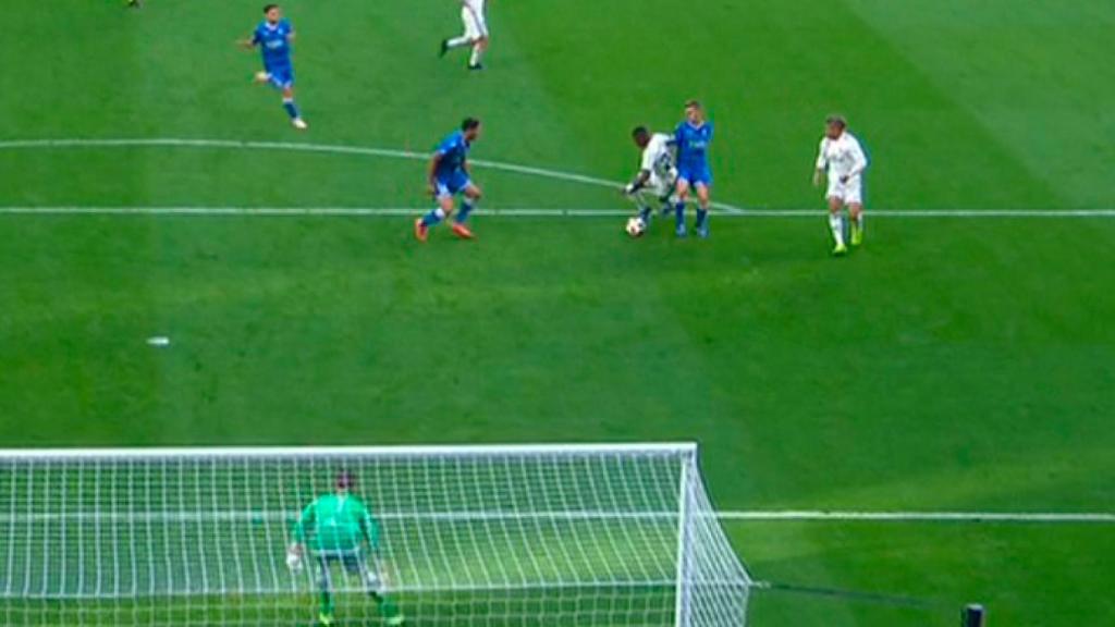 Vinicius reclama penalti en el área del Melilla