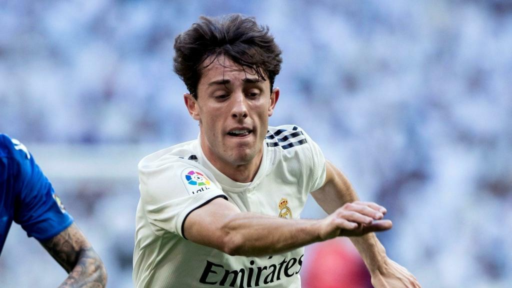 Juan Ramón Ruan y Jilmar Torres intentan arrebatar el balón al defensa del Real Madrid Alvaro Odriozola