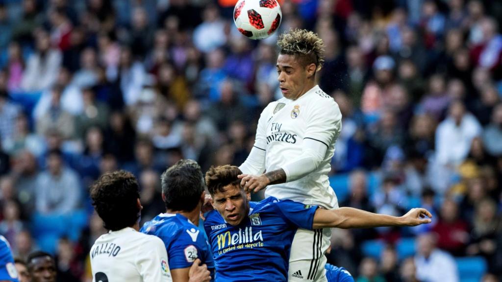 Mariano Díaz Mejía, y el delantero de la UD Melilla Mohamed Mizzian