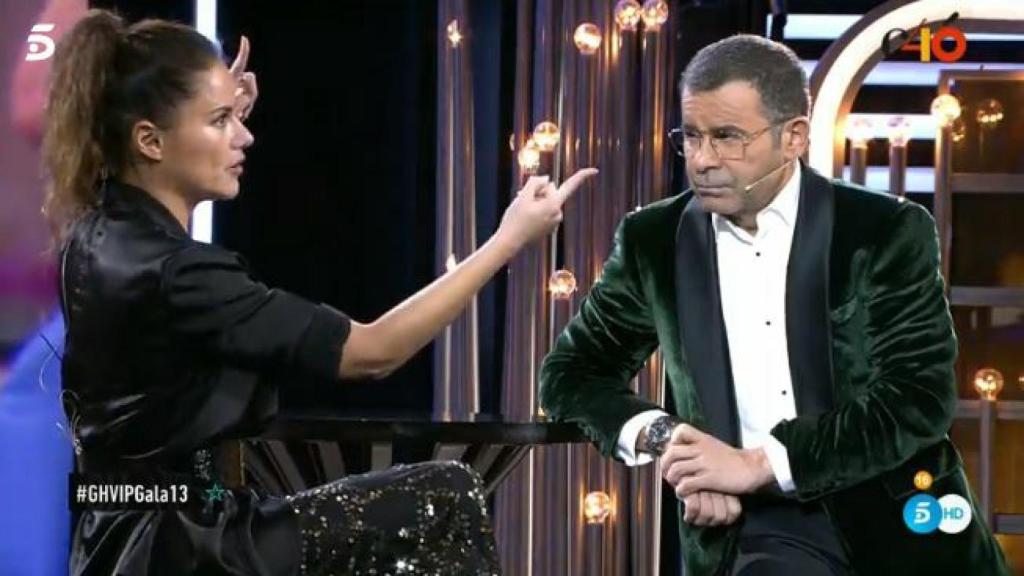 Jorge Javier entrevistando a Mónica.