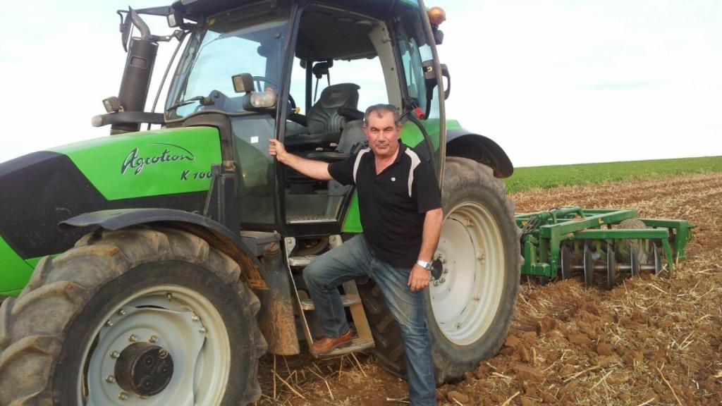Aurelio González con su tractor  en San Miguel de la Ribera, en Zamora