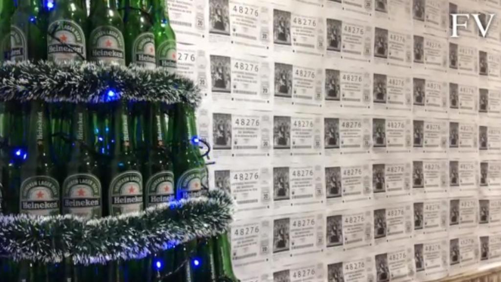 El árbol cervecero decorado.