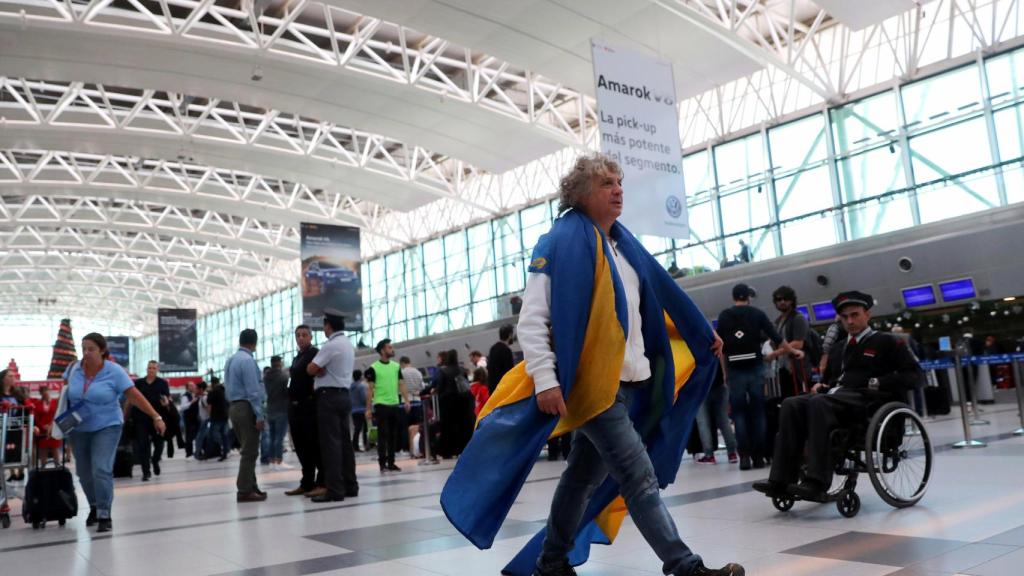 Aficionados de Boca en el aeropuerto.