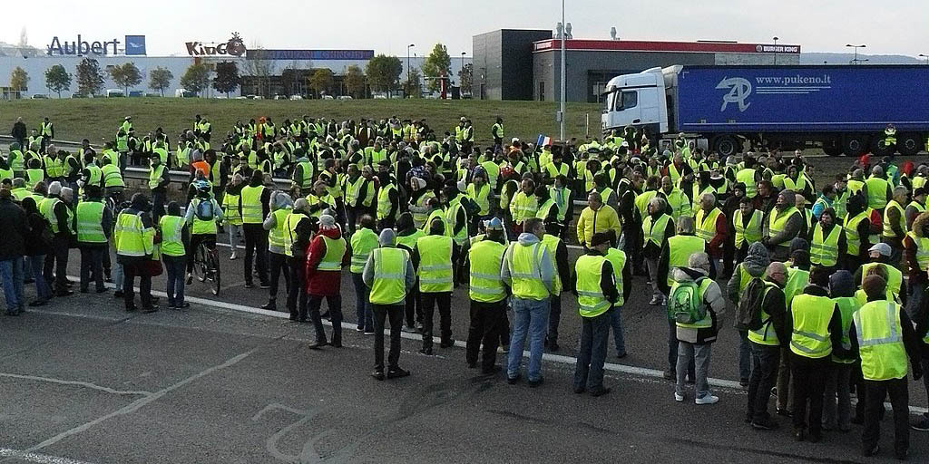 1024px-ManifGiletsJaunesVesoul_17nov2018_(cropped)