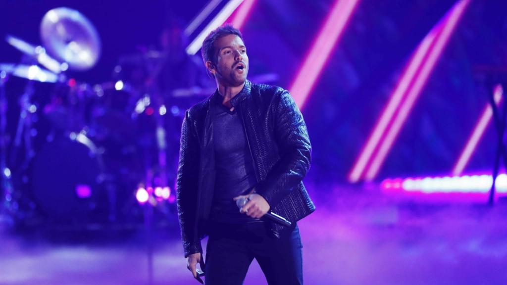 Pablo Alborán, durante su actuación en los Grammy latinos.