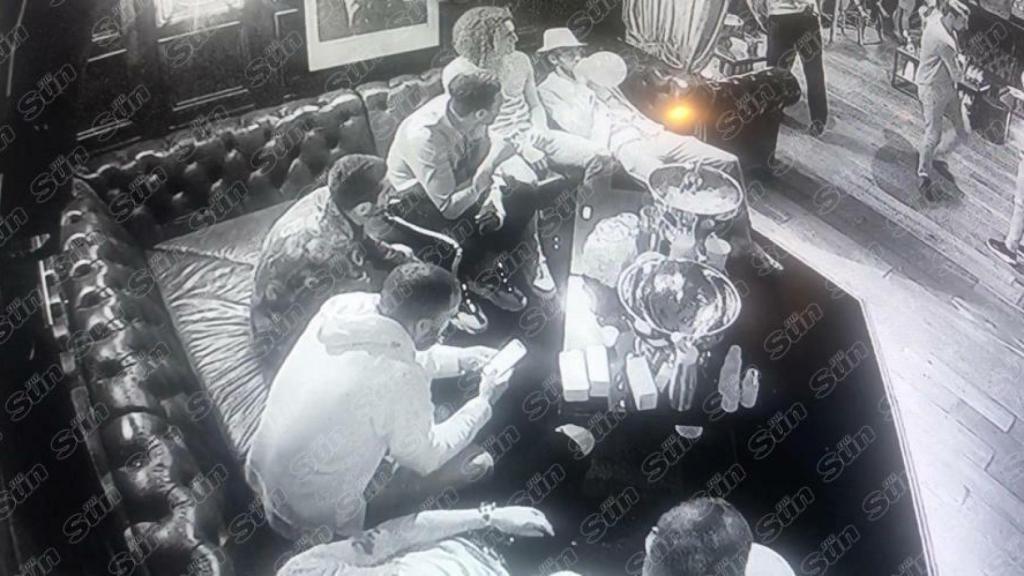 Graban a jugadores del Arsenal colapsando tras consumir la droga 'hippy crack'. Foto: The Sun