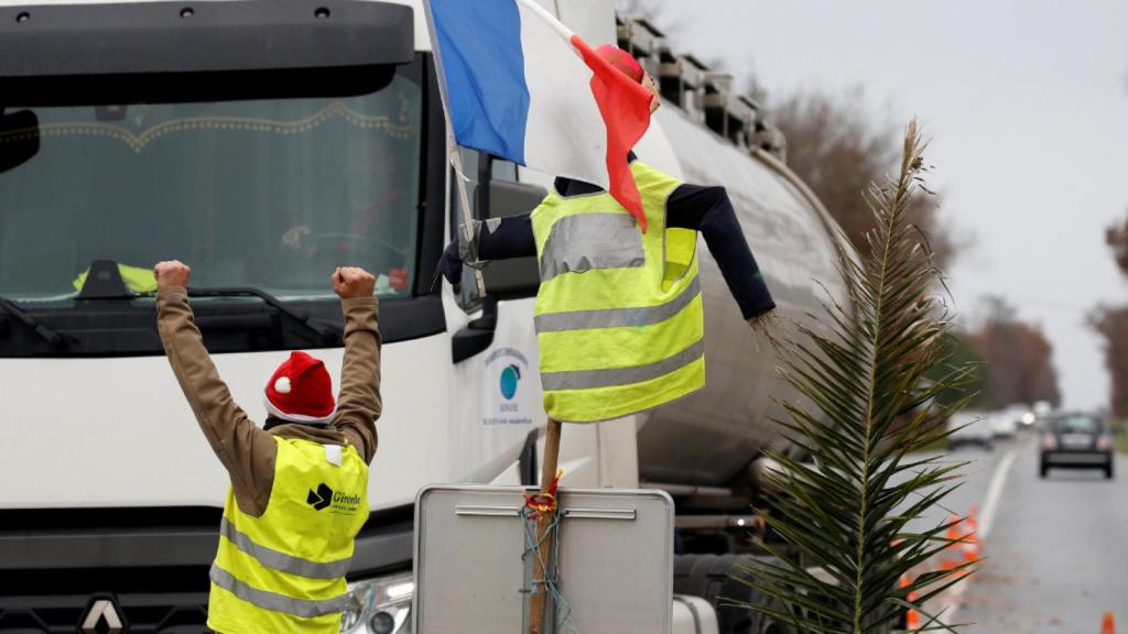 Los 'chalecos amarillos' impiden el paso de camiones a Francia por la frontera de Irún