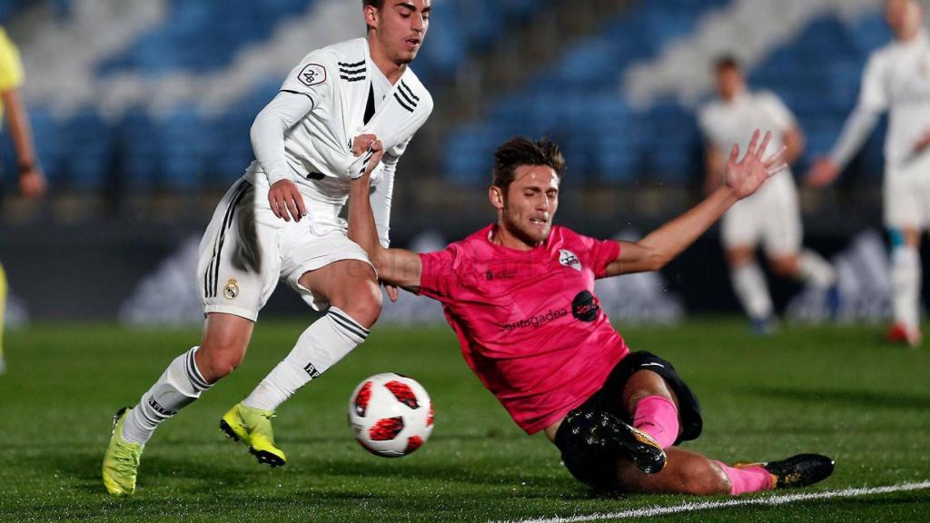 Alberto intenta superar a un jugador del Sanse