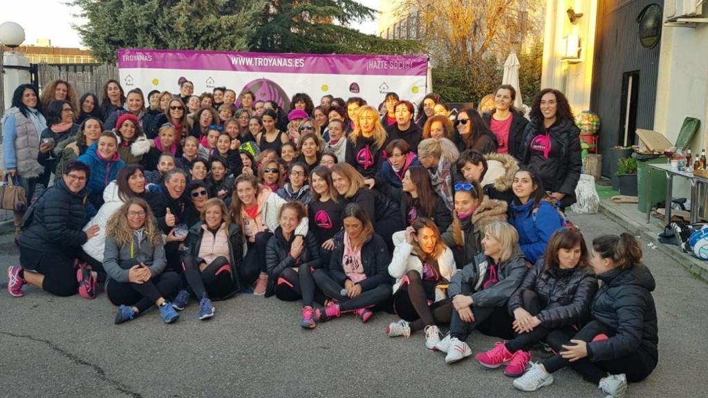 Marta, en uno de los puntos de recogida junto a muchas voluntarias. Foto: Twitter (@martita_ortega)