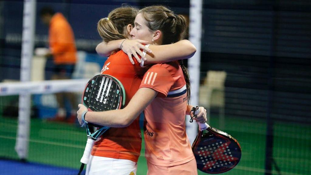 Marta junto a su compañera Ari, tras un partido. Foto: worldpadeltour.com
