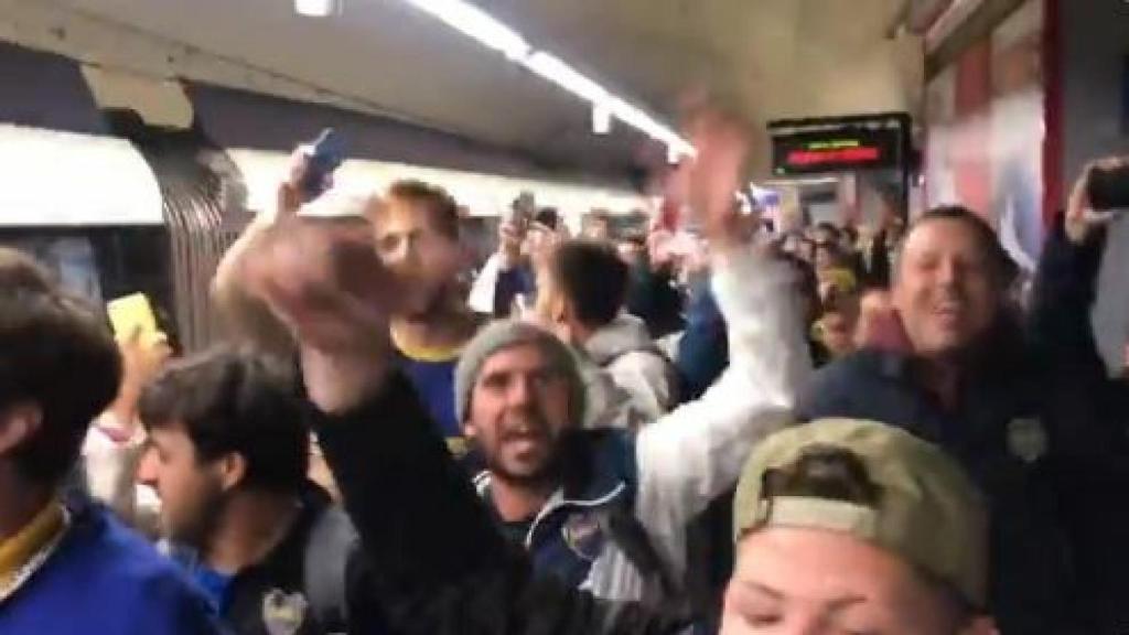 Los aficionados de Boca, en la estación de Plaza de Castilla.