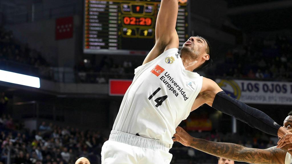 Ayón captura un rebote ante el Herbalife Gran Canaria