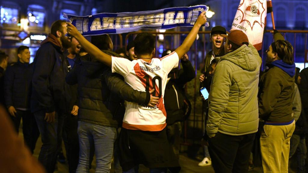 La afición de River Plate celebra en la Puerta del Sol la Libertadores