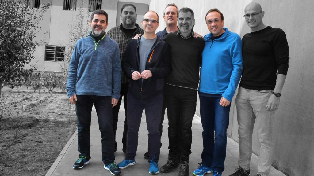 Rull, Turull, Sànchez y Forn, junto a Romeva, Cuixart y Junqueras, en el patio de la cárcel de Lledoners.