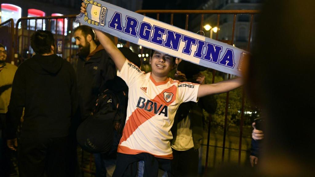 Aficionados de River celebran la victoria en la Libertadores.