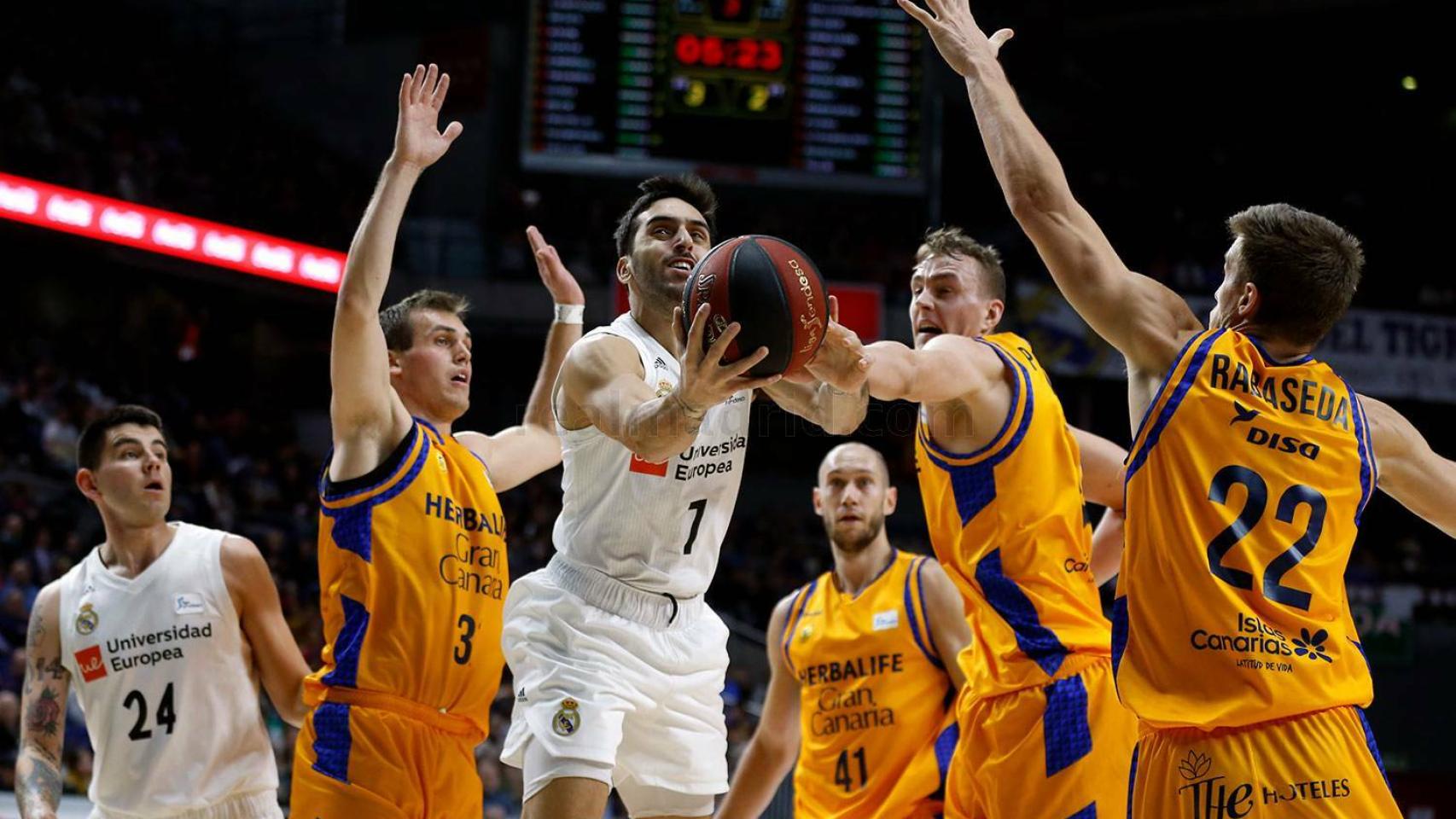 Campazzo intenta anotar ante tres hombres del Gran Canaria
