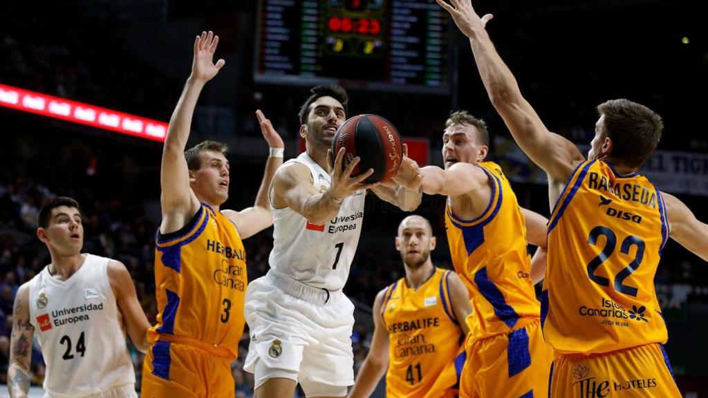 Campazzo intenta anotar ante tres hombres del Gran Canaria
