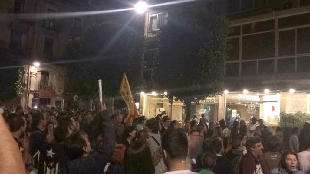 Manifestación de independentistas contra la Policía en el Hotel Gaudí de Reus.