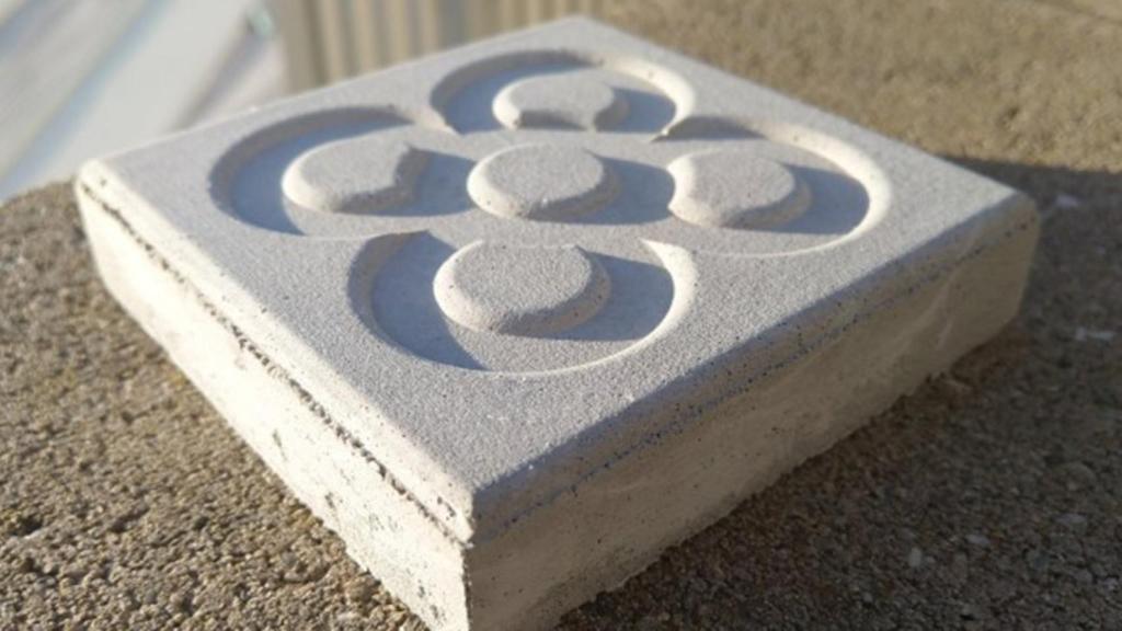 Una de las baldosas desarrolladas con este sistema que aprovecha los residuos de la fabricación aditiva.