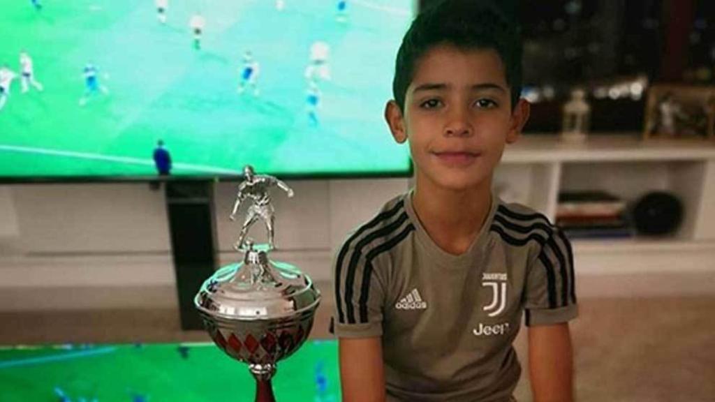 Cristiano Jr. con su primer trofeo. Foto: Instagram. (@cristiano)