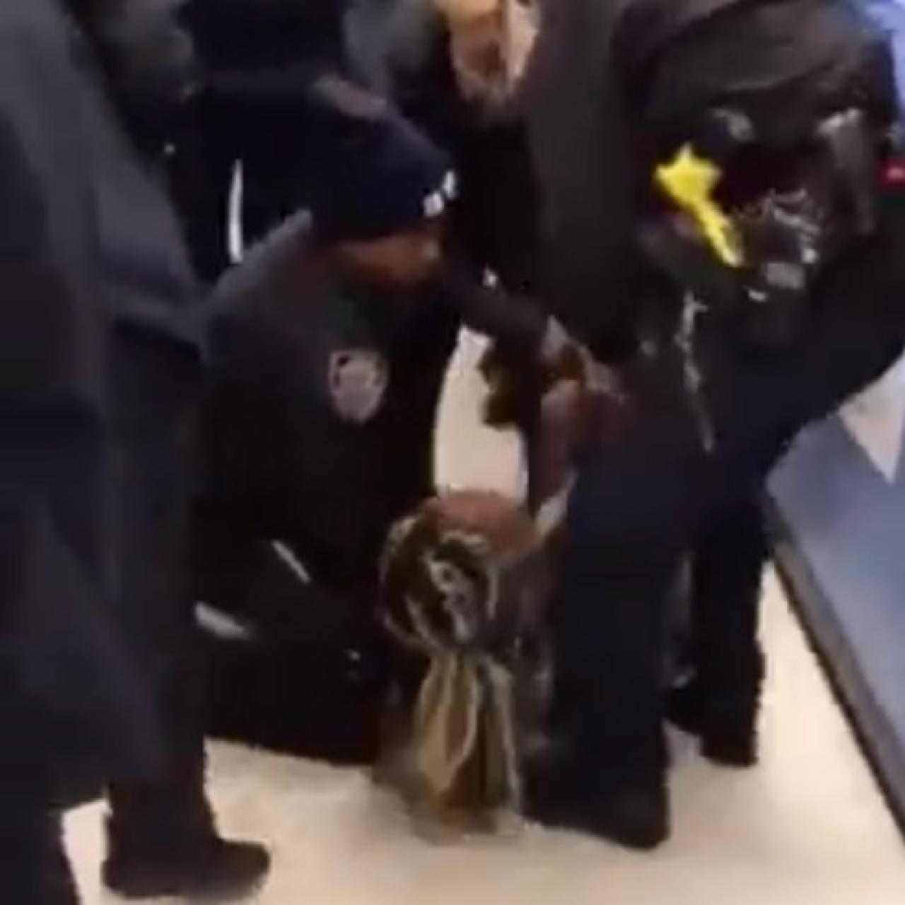 Policías intentando quitarle su hijo de un año a Headly.