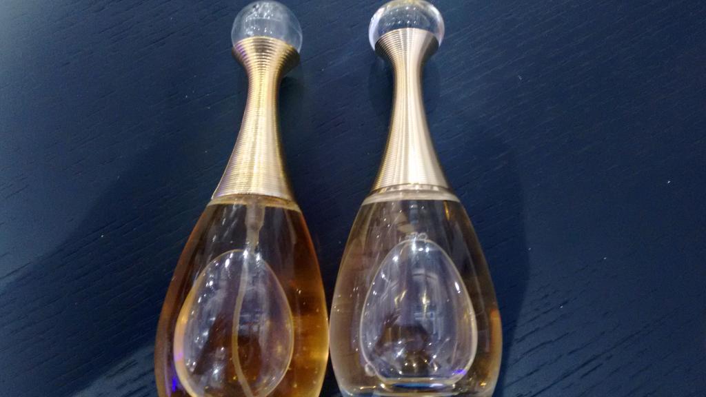 A la izquierda, el falso; a la derecha, el verdadero.