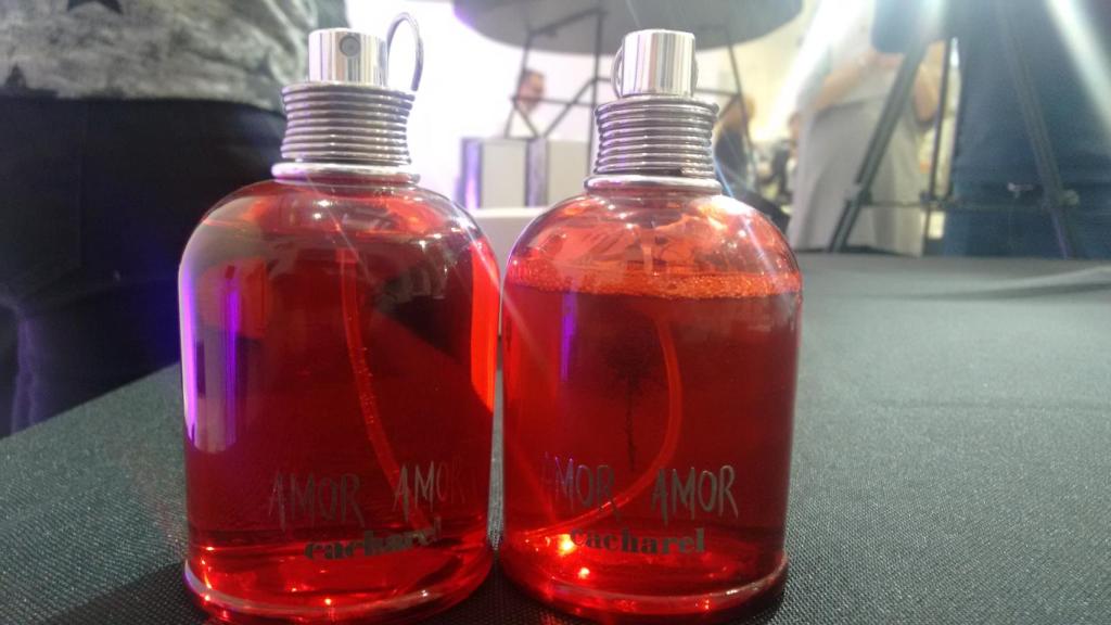 A la izquierda, el verdadero; a la derecha, el falso con espuma.